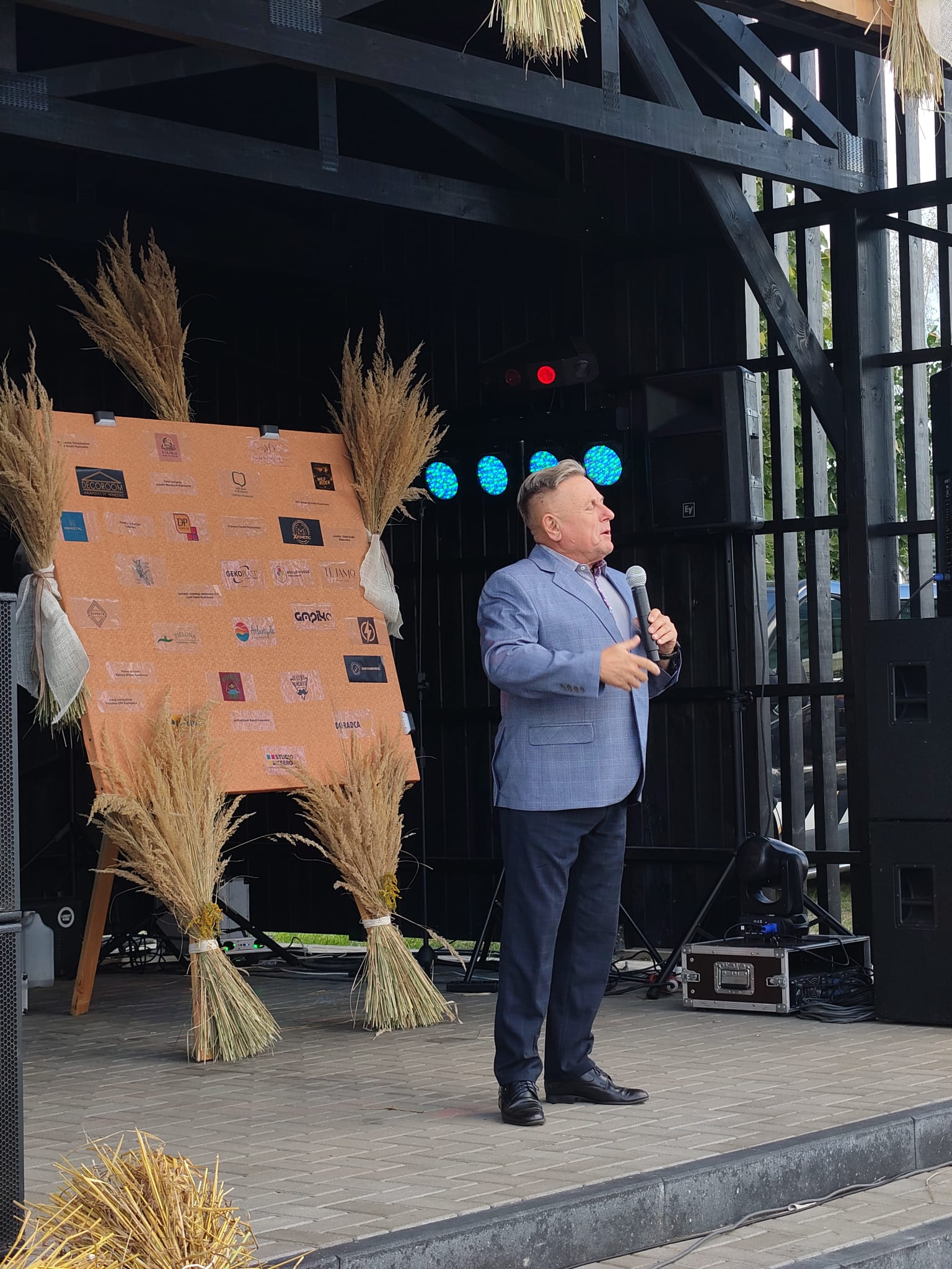 Przemówienie na scenie przy tablicy partnerów