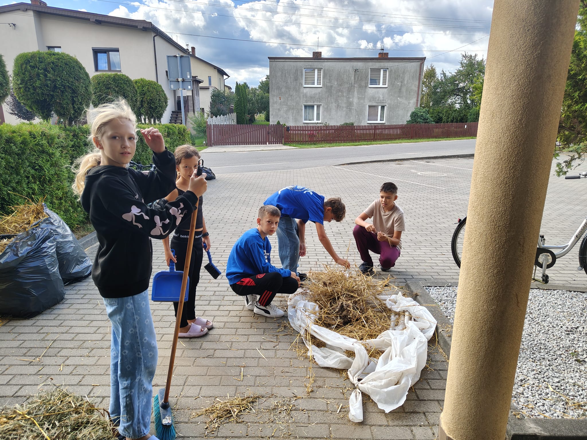 Dzieci pomagają w przygotowaniach