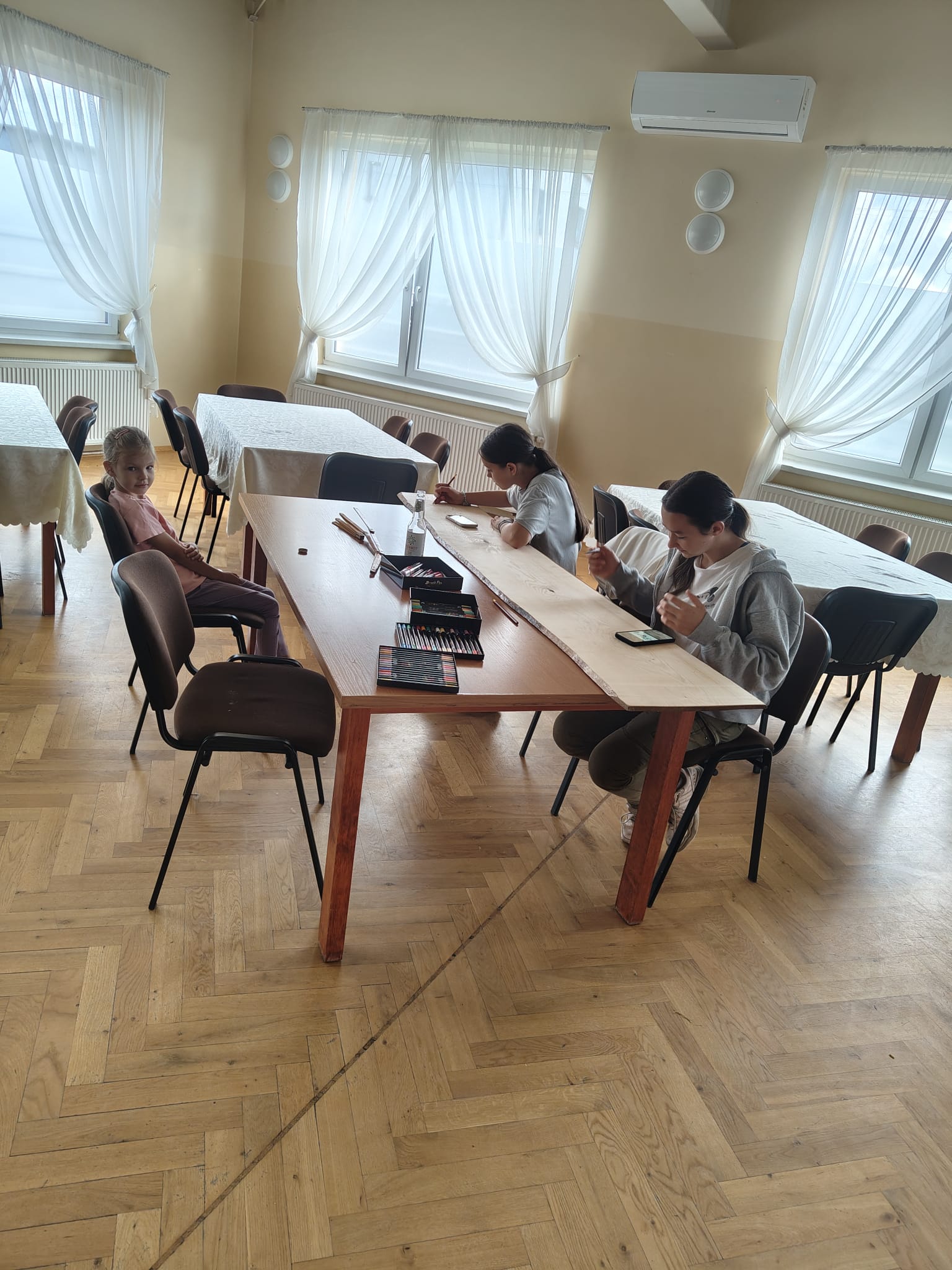 Przygotowania dekoracji na sali