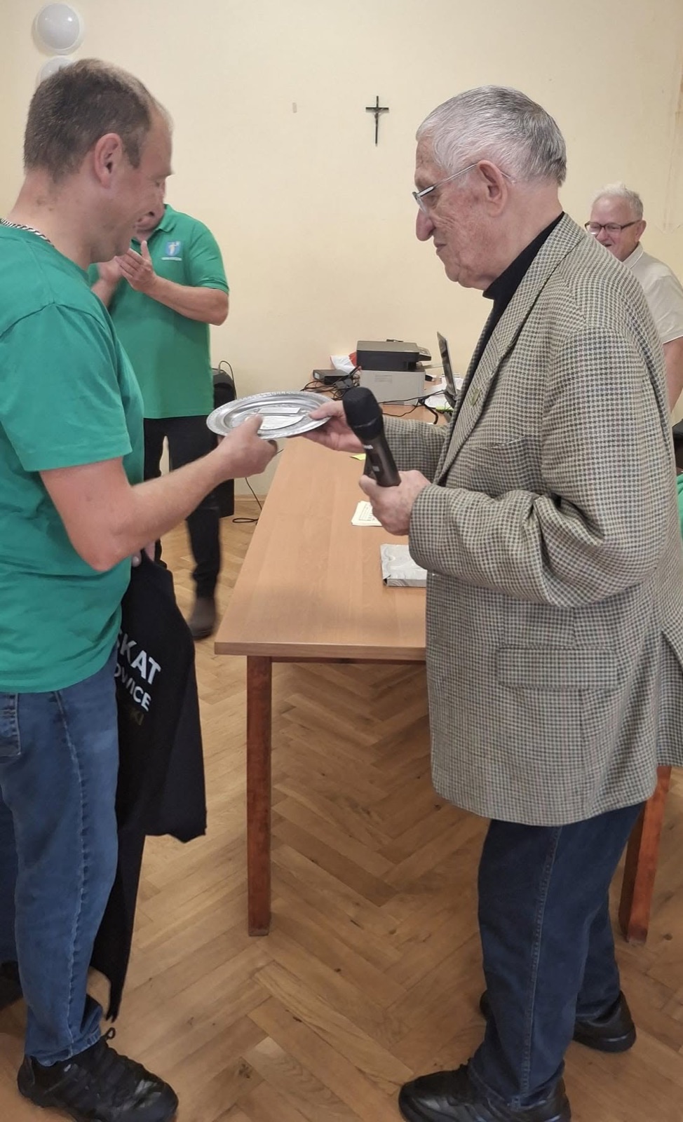 Wręczenie pamiątkowej patery